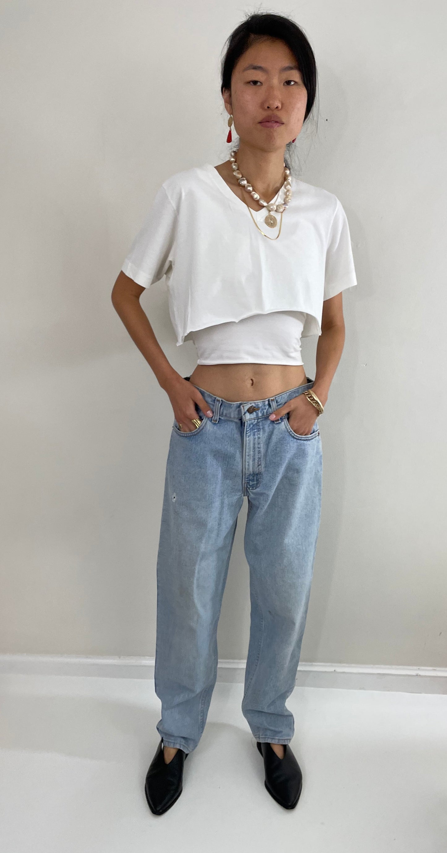 Vintage 80s Levi's faded boyfriend relaxed fit high waisted zipper fly red tab light wash Levis 550 Dad jeans made in USA size 32x32