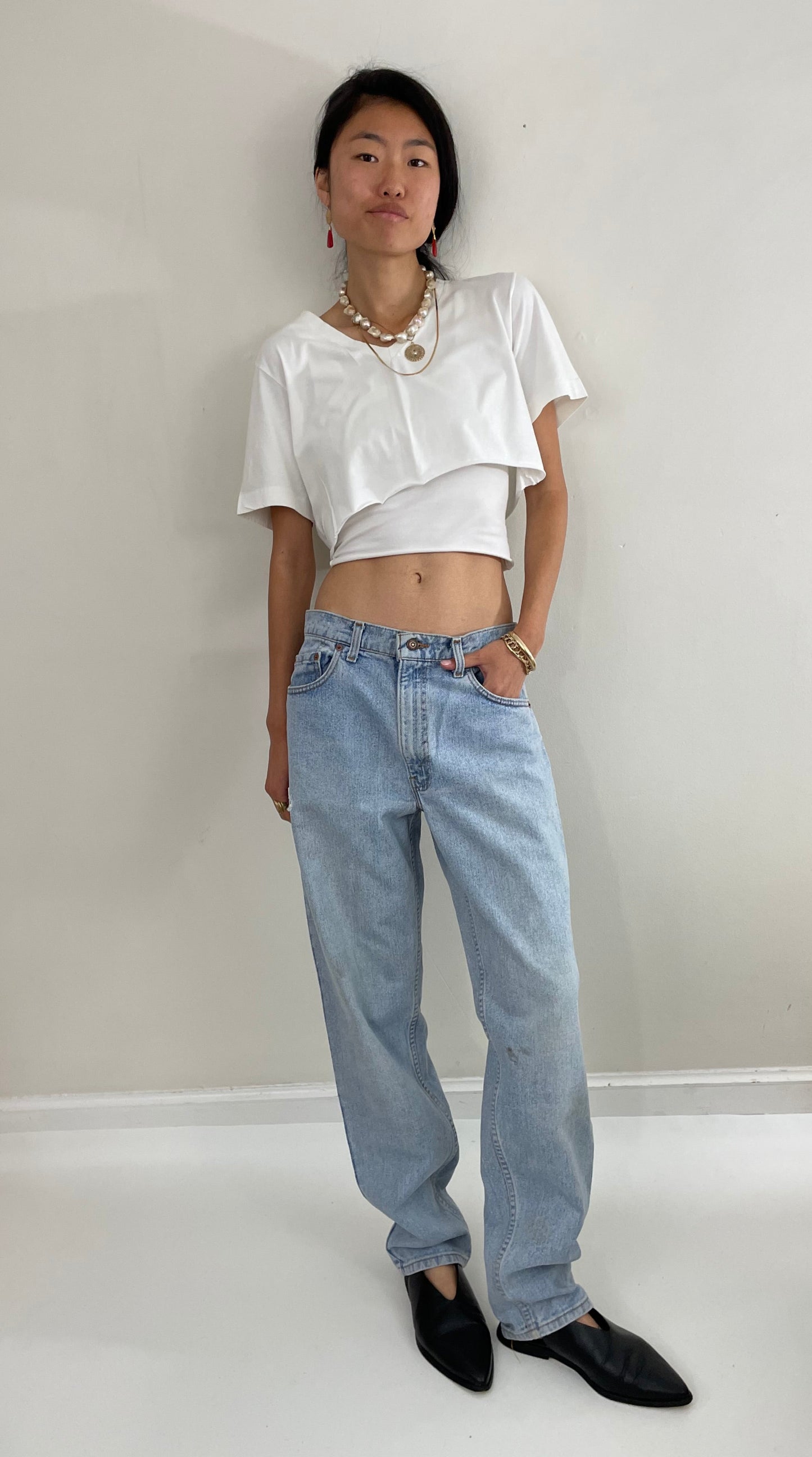 Vintage 80s Levi's faded boyfriend relaxed fit high waisted zipper fly red tab light wash Levis 550 Dad jeans made in USA size 32x32