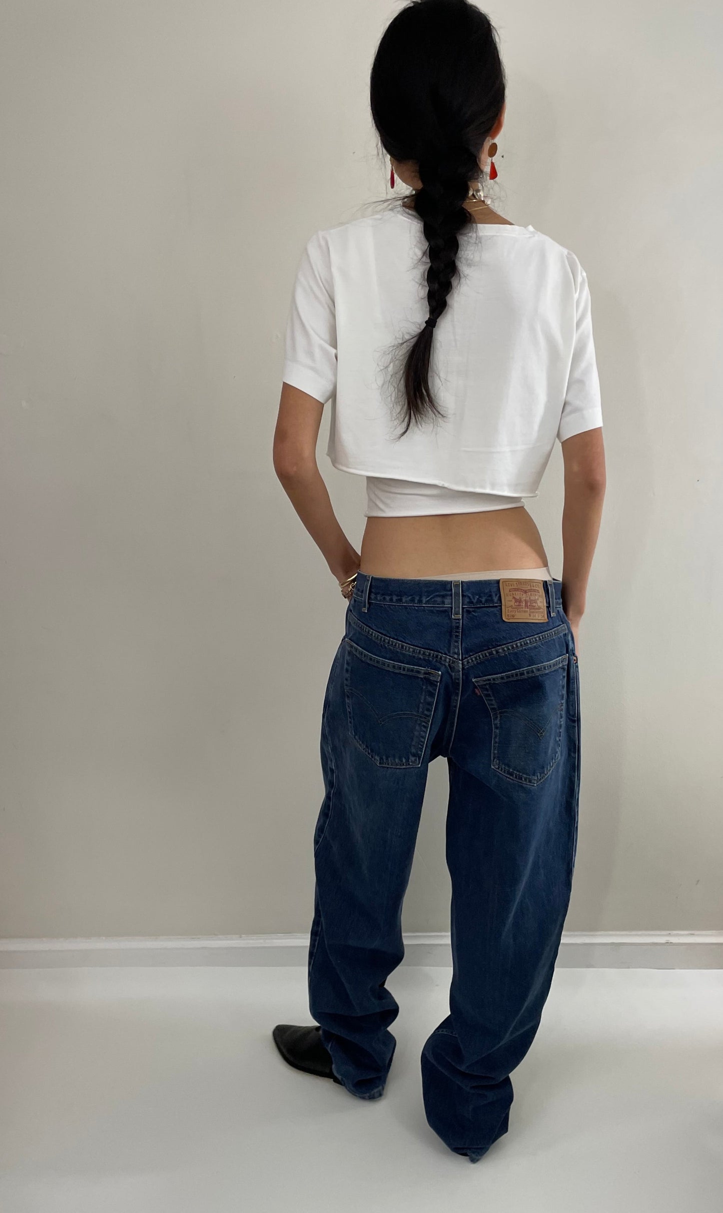 vintage Levi's 570 tall baggy fit zipper fly medium wash 90s barrel leg hip hop jeans size 32 x 35
