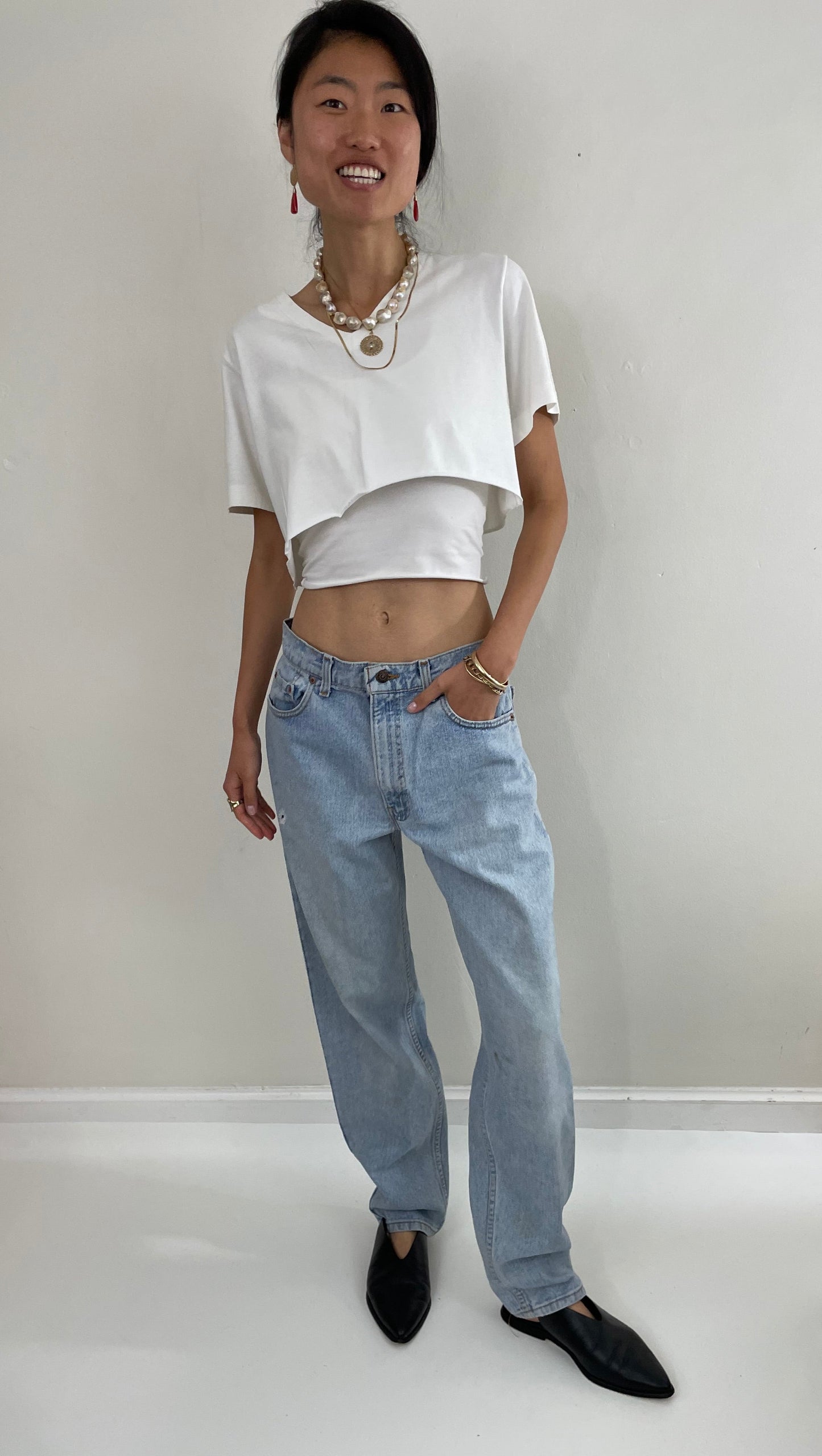 Vintage 80s Levi's faded boyfriend relaxed fit high waisted zipper fly red tab light wash Levis 550 Dad jeans made in USA size 32x32