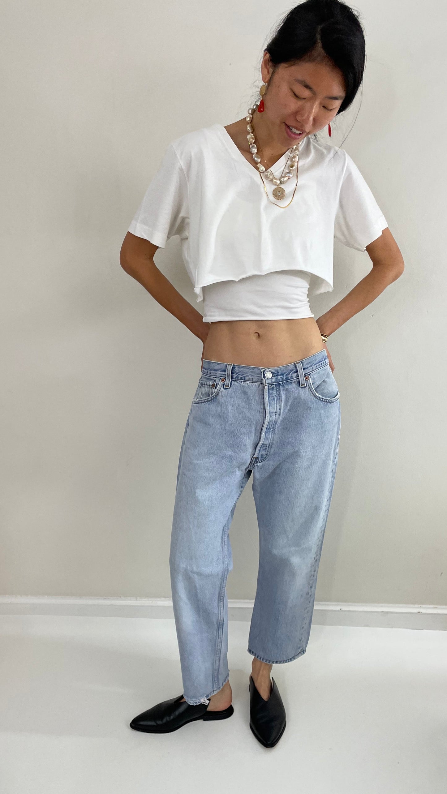 33 Vintage 80s Levis 501 button fly faded button fly boyfriend jeans made in USA size 33 x 26