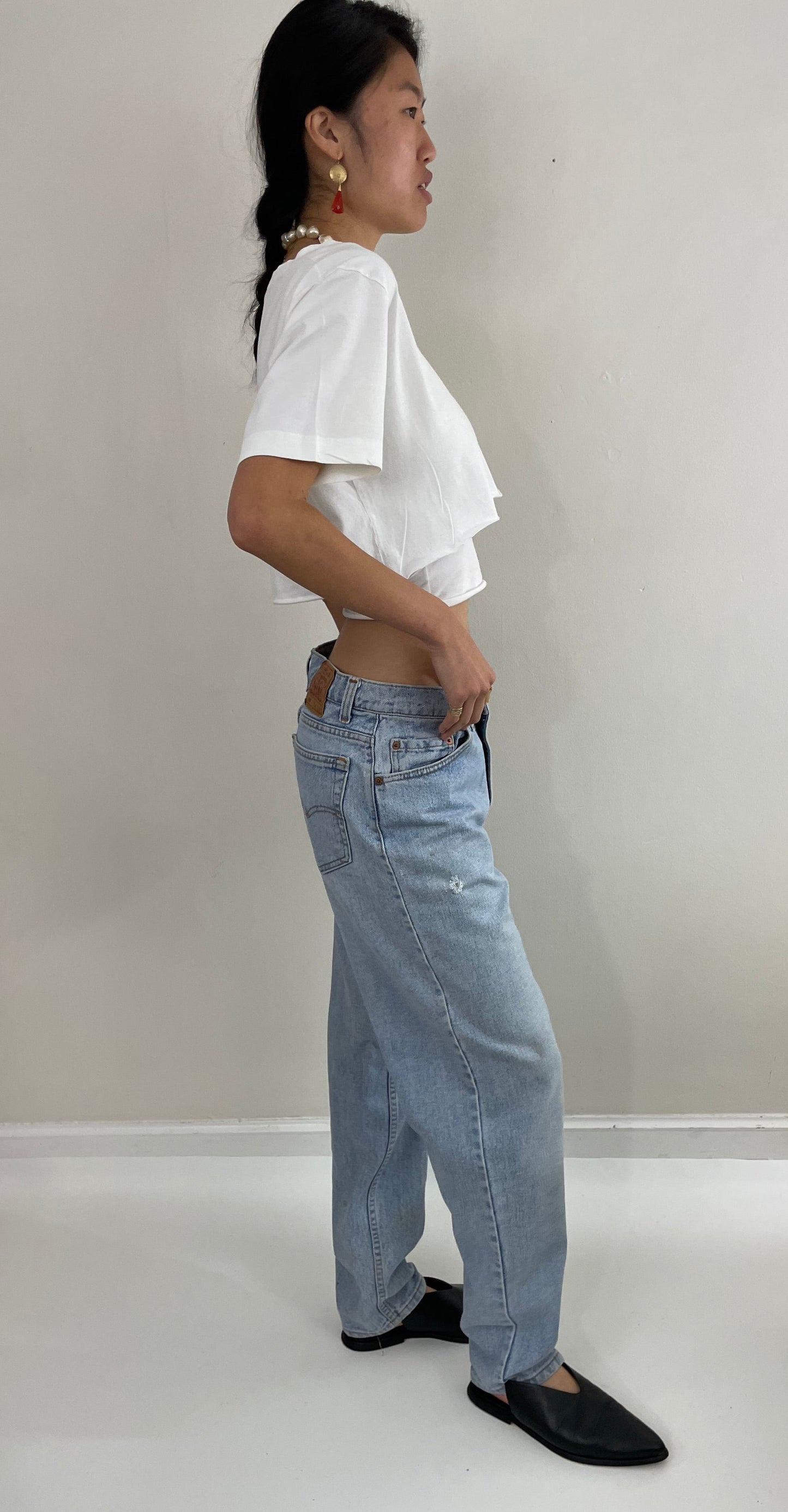 Vintage 80s Levi's faded boyfriend relaxed fit high waisted zipper fly red tab light wash Levis 550 Dad jeans made in USA size 32x32
