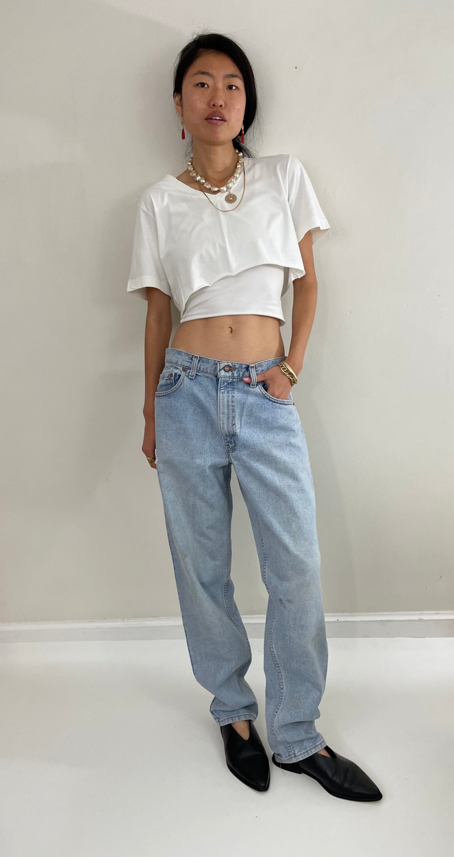 Vintage 80s Levi's faded boyfriend relaxed fit high waisted zipper fly red tab light wash Levis 550 Dad jeans made in USA size 32x32