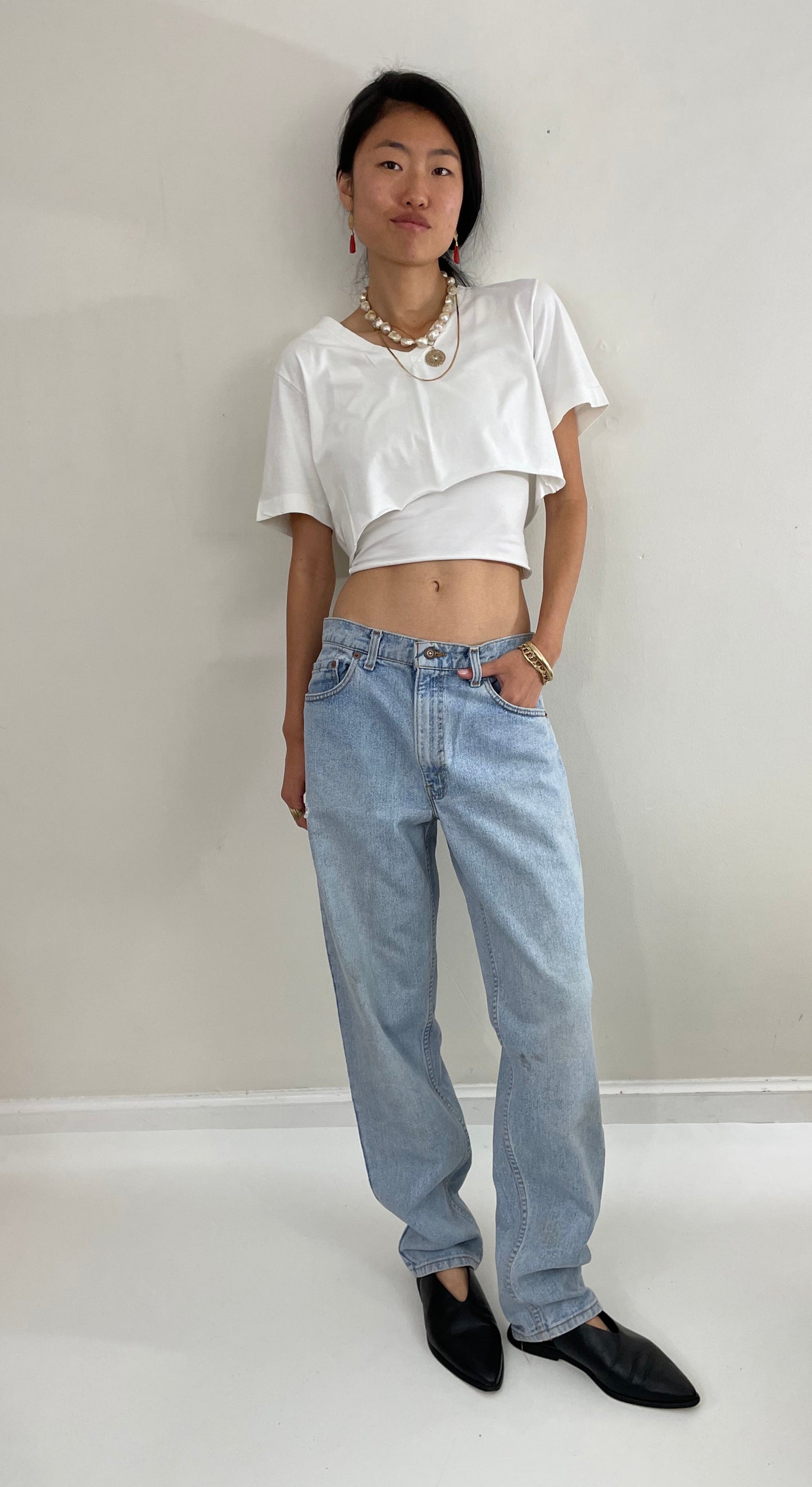 Vintage 80s Levi's faded boyfriend relaxed fit high waisted zipper fly red tab light wash Levis 550 Dad jeans made in USA size 32x32
