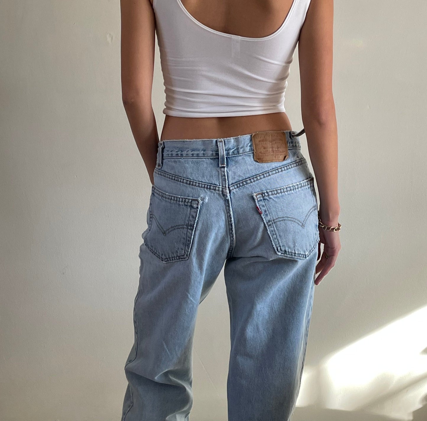 vintage Levi's 550 light wash high waisted zipper fly faded slouchy baggy Levis boyfriend jeans size 31